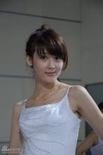 idrpoker Su Qinghuan memilih gaun putih yang lebih sederhana dan mengenakannya